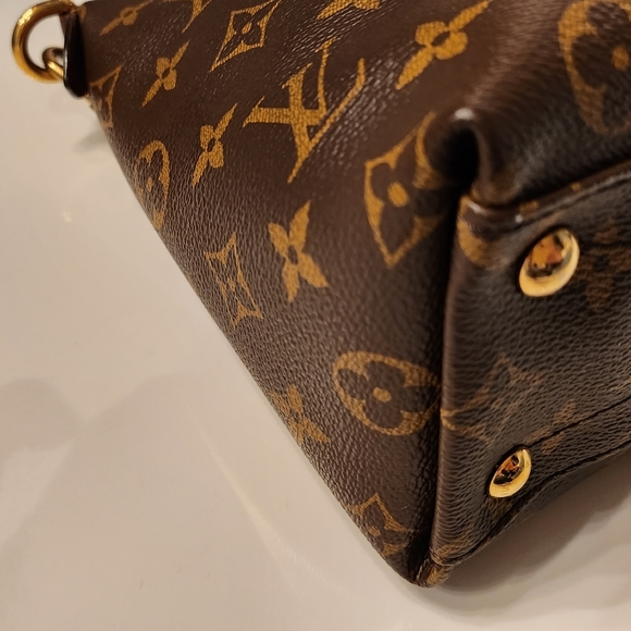 Gorgeous Authentic Louis Vuitton V Tote BB - Picture 6 of 13